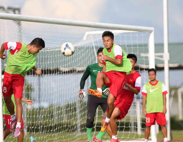 U19 Việt Nam tập chống b&oacute;ng bổng