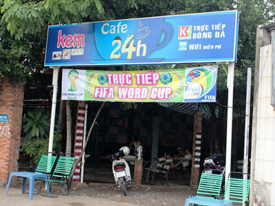 Nhiều qu&aacute;n mở cửa suốt đ&ecirc;m để kh&aacute;ch đến xem World Cup. Ảnh: L&Ecirc; PHONG