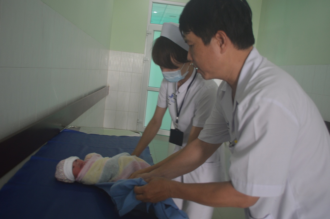 Bé gái sơ sinh bị bỏ rơi