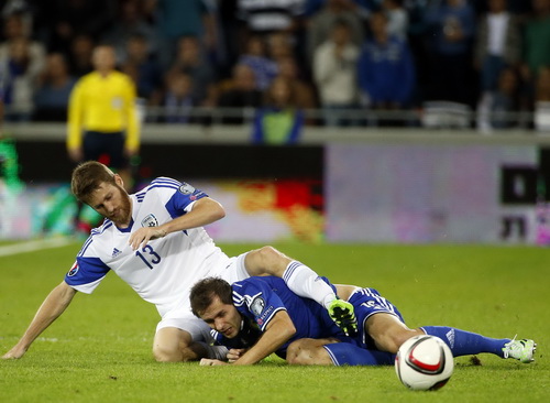 Bosnia (Senad Lulic, phải) vấp ng&atilde; trước Israel