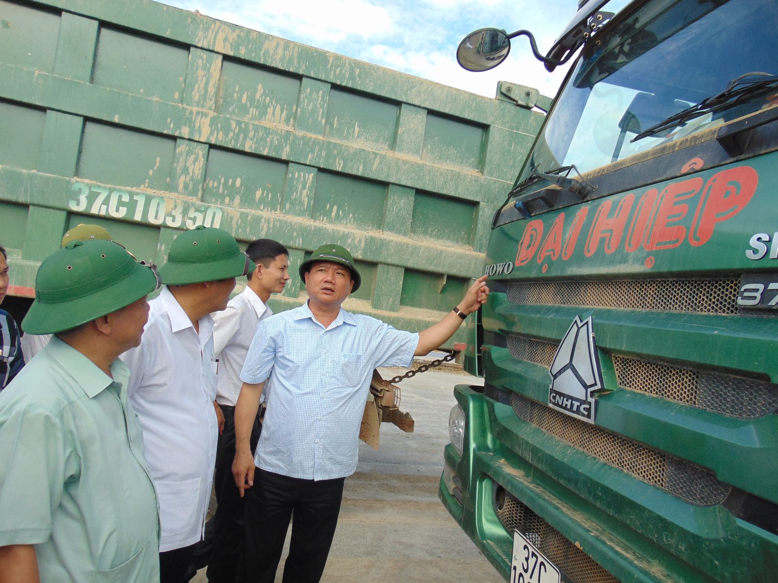 Bộ trưởng Đinh La Thăng "xử" nhà thầu dùng xe cơi nới thùng hàng