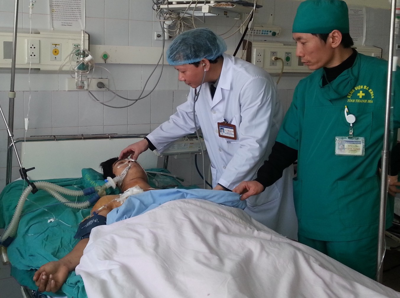 Cứu sống bệnh nhân bị đâm thủng hai lá phổi, gần đứt tủy sống