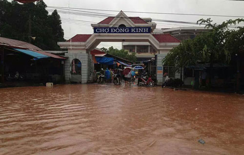 Chợ Đ&ocirc;ng Kinh ở trung t&acirc;m th&agrave;nh phố Lạng Sơn đ&atilde; bị ngập