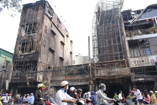 Tan hoang sau đám cháy tối 30-12