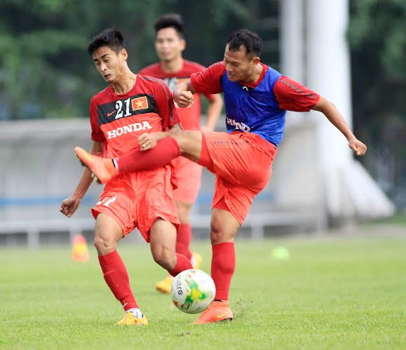 Trọng Ho&agrave;ng (phải) tập luyện b&igrave;nh thường