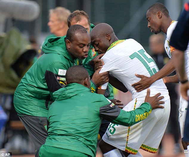 Tung cú “ngả bàn đèn”, tiền đạo Cameroon trật khớp vai, nghỉ World Cup