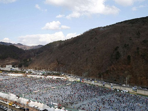 Hàng ngàn người đổ dòng sông Hwacheon ở tỉnh Gangwon để tham dự cuộc thi câu cá hồi.
Ảnh: Reuters