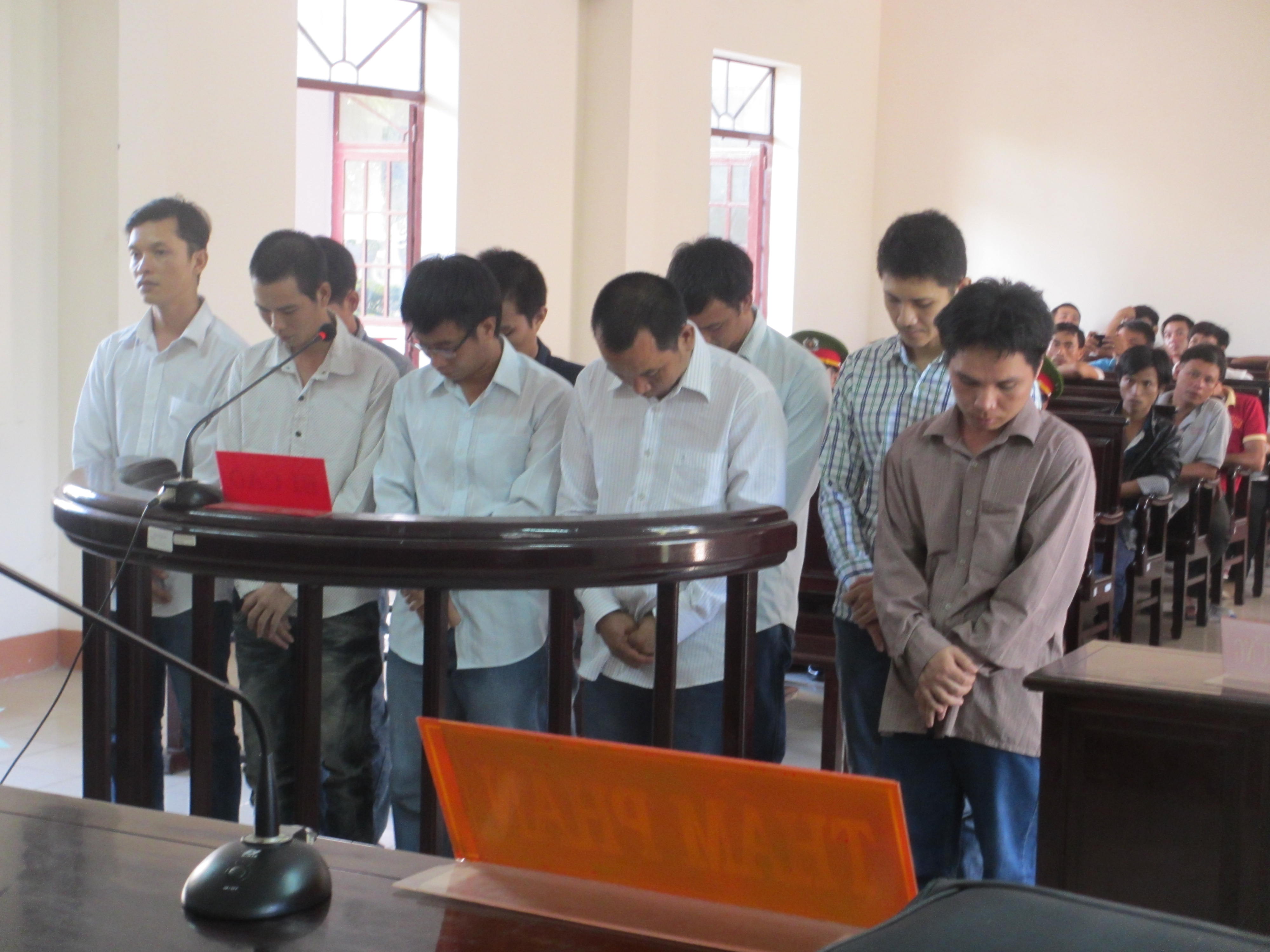 Nửa đêm, đưa 3 xe tải vào cảng dọn sạch 128 tấn hàng!
