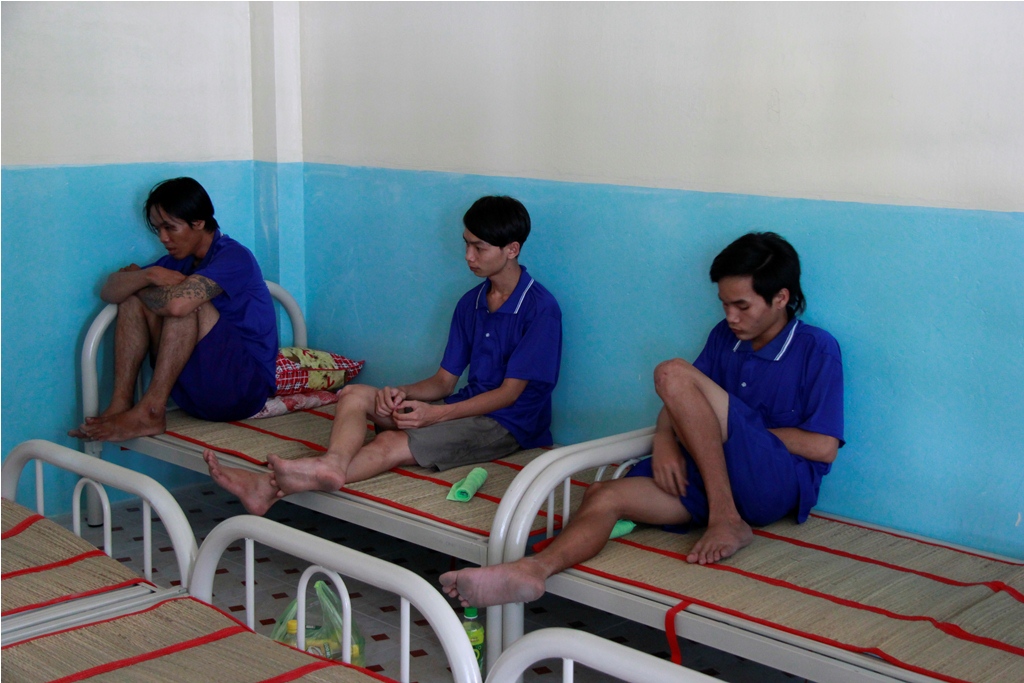 Người nghiện được đưa tới ph&ograve;ng cắt cơn, giải độc
