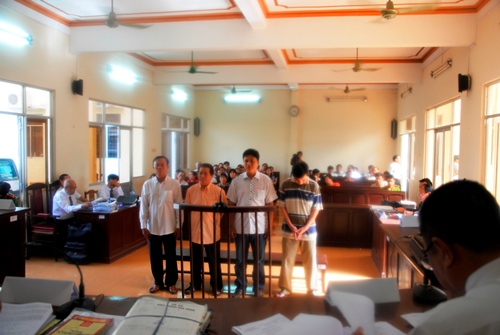 c&aacute;c bị c&aacute;o trước v&agrave;nh m&oacute;ng ngựa