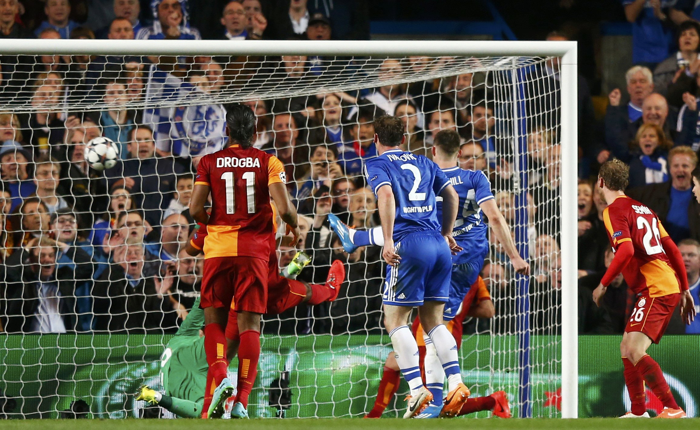 Cahill nh&acirc;n đ&ocirc;i c&aacute;ch biệt cho Chelsea trong sự bất lực của Drogba