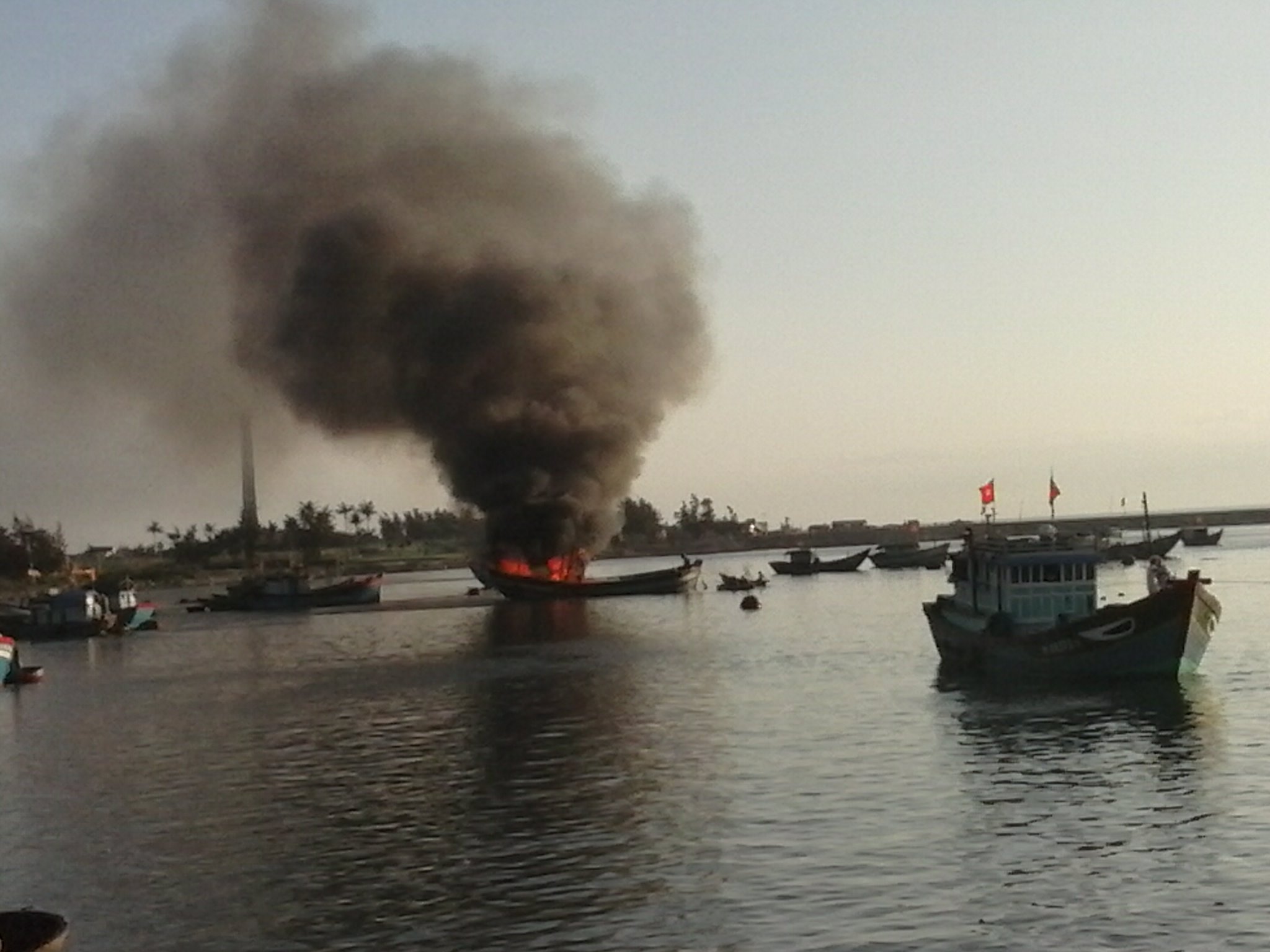 Ra Hoàng Sa đánh bắt, tàu cá bỗng bốc cháy