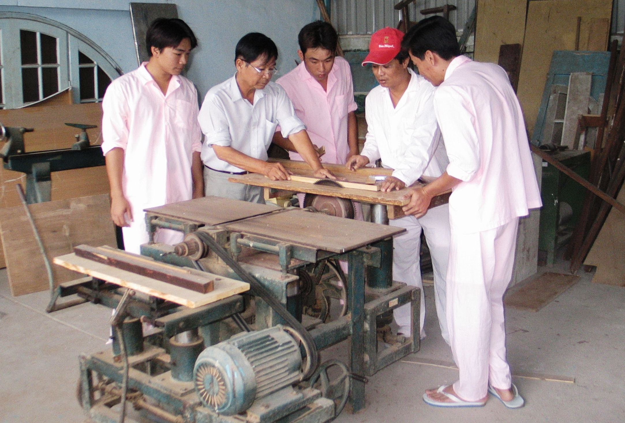 Học vi&ecirc;n cai nghiện đang học nghề  (Ảnh: HỒNG NHUNG)