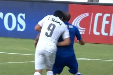 Thắng độ lớn nhờ cú cắn của Suarez