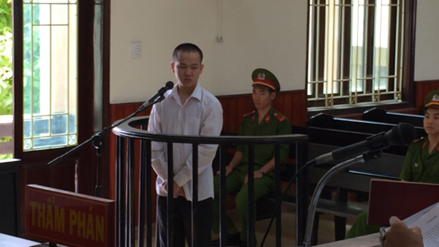 Vào tù vì can đánh nhau không được, bực mình đâm chết người