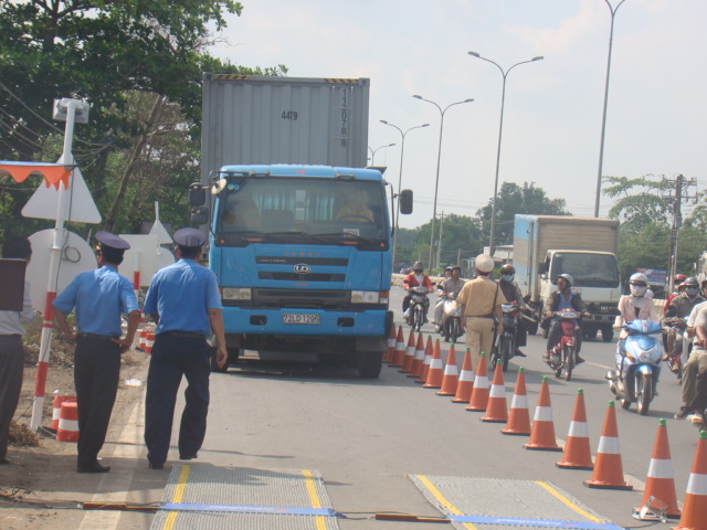 Chặn xe c&oacute; dấu hiệu qu&aacute; t&agrave;i tại trạm c&acirc;n Quốc lộ 51