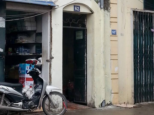 Bất ngờ đạp cửa xông vào điên cuồng đâm cô gái