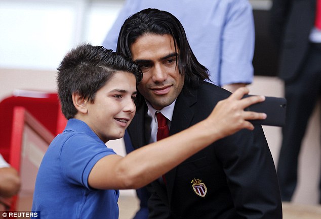 Chuyển nhượng giờ cuối: Man City, Arsenal giành giật Falcao