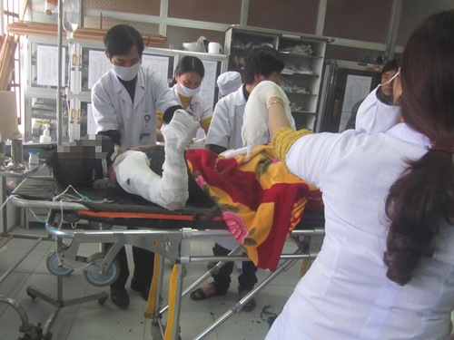 Nạn nhân Hồ Quốc Huy khi đang được các y, bác sĩ cấp cứu