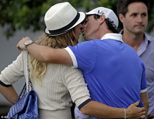 Wozniacki nhận nhẫn đính hôn từ golf thủ McIlroy