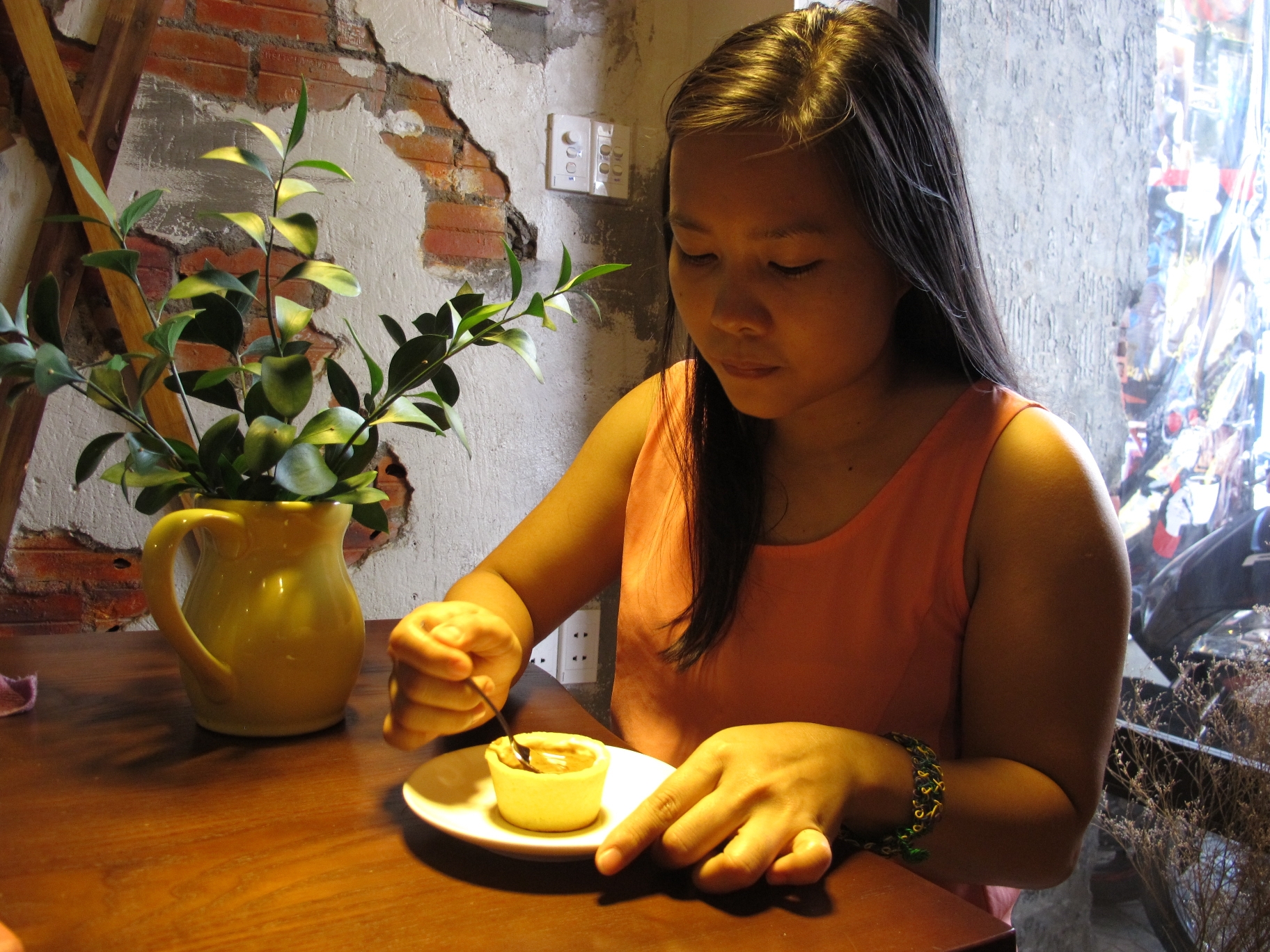 Để lâu, cà phê thấm ra bánh, lúc đó ăn bánh càng ngon.