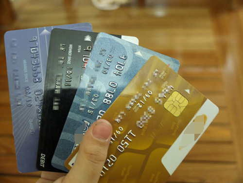 Hàng chục loại phí ngân hàng trên vai chủ thẻ