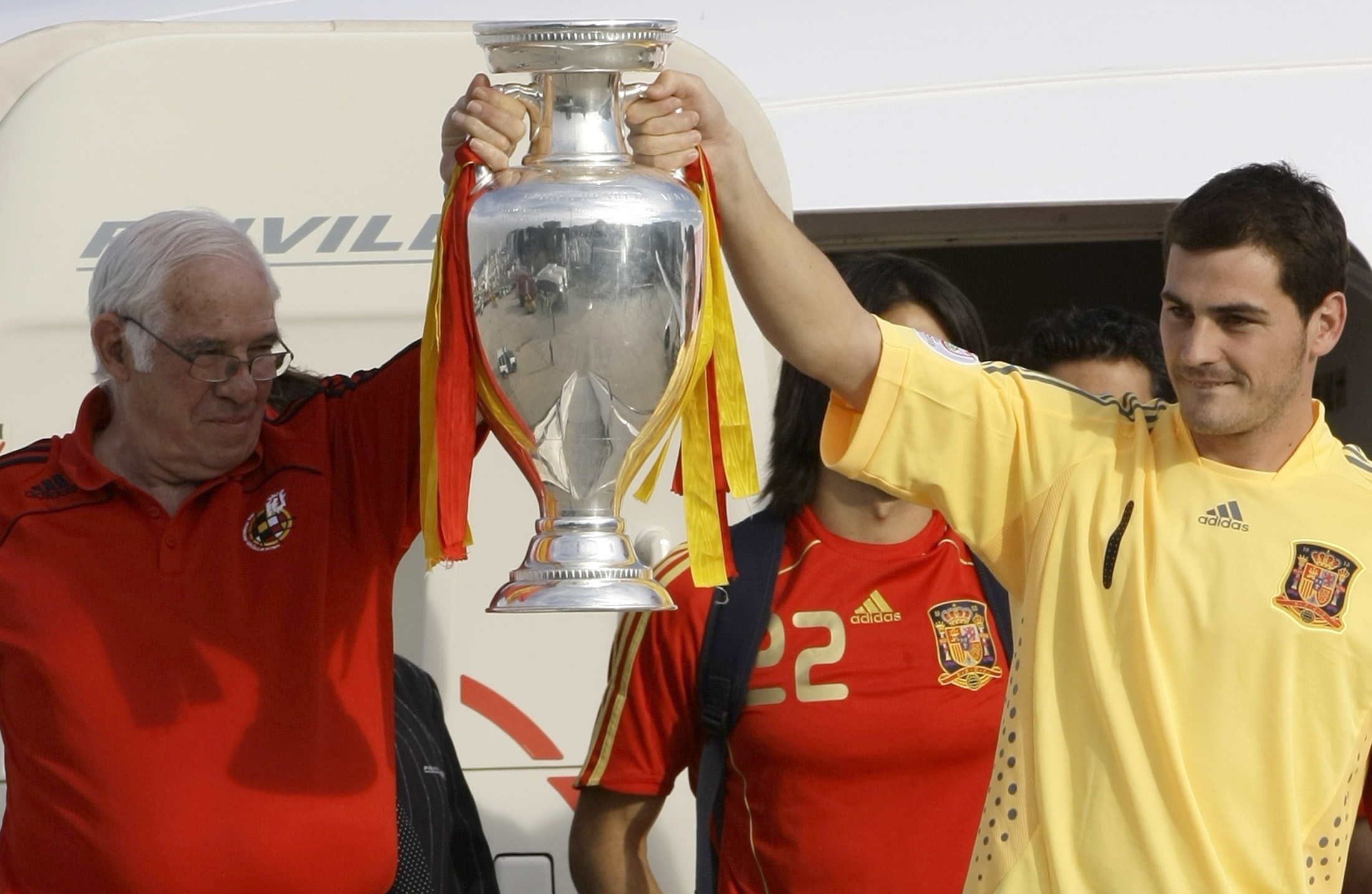 &Ocirc;ng Aragones c&ugrave;ng thủ m&ocirc;n Casillas