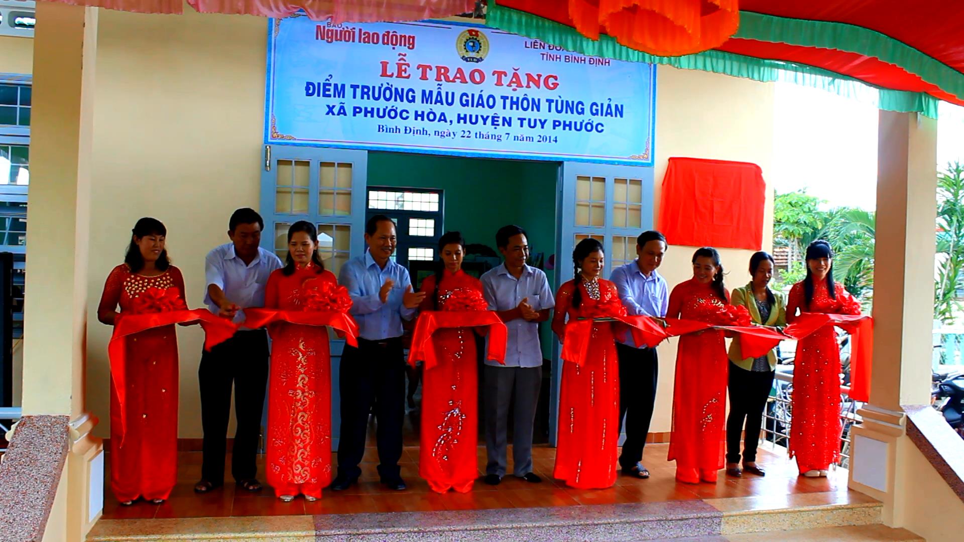 &Ocirc;ng Đỗ Danh Phương, Tổng Bi&ecirc;n tập B&aacute;o Người Lao Động (đứng thứ ba, từ tr&aacute;i sang) cắt băng kh&aacute;nh th&agrave;nh Điểm trường Mẫu gi&aacute;o th&ocirc;n T&ugrave;ng Giản
