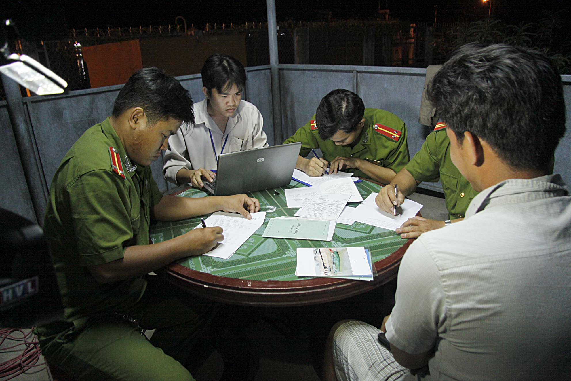 C&ocirc;ng an lập bi&ecirc;n bản vi phạm quả tang đối với c&aacute;c chủ ghe