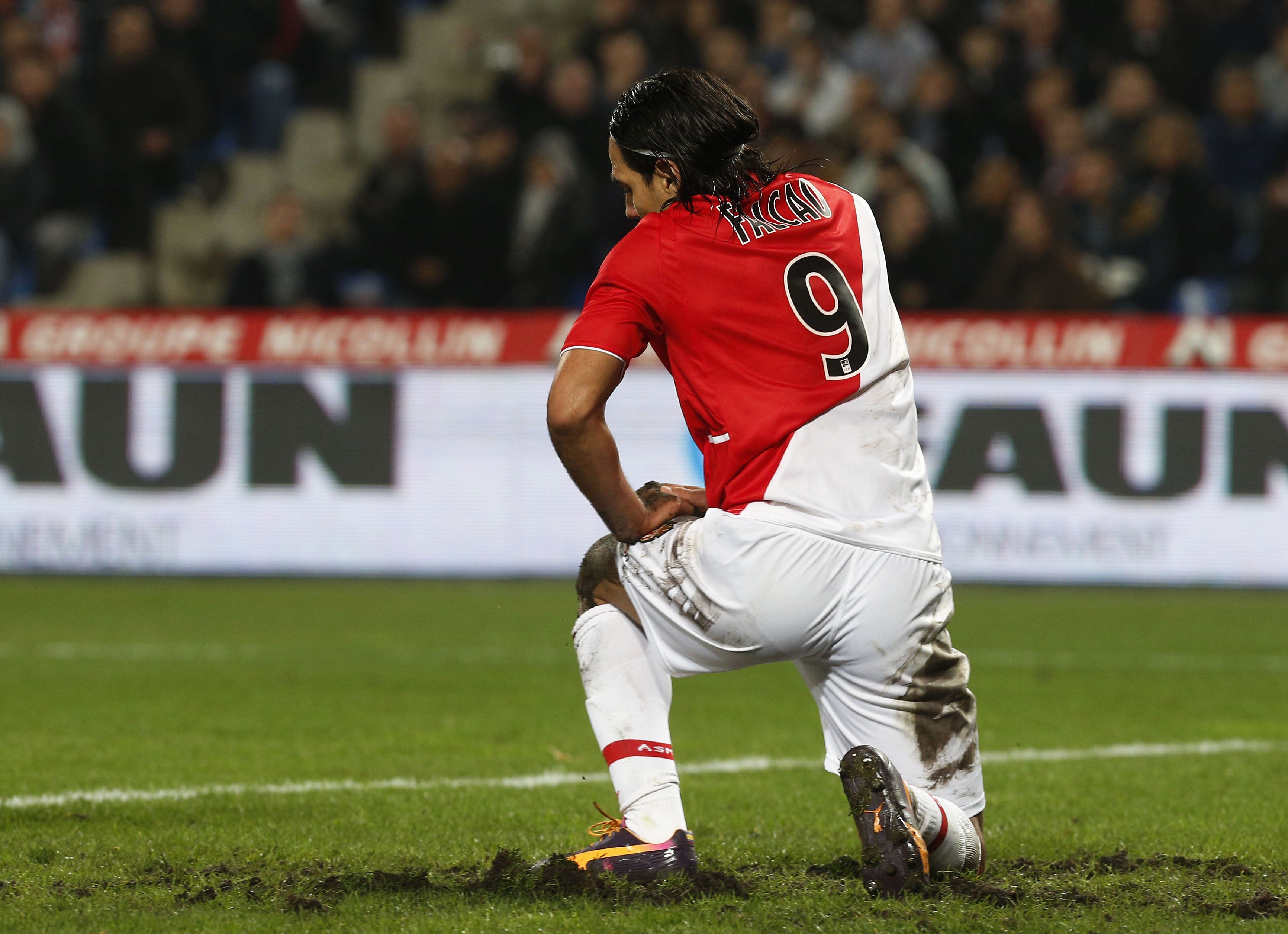 Falcao c&oacute; nguy cơ nghỉ thi đấu d&agrave;i hạn