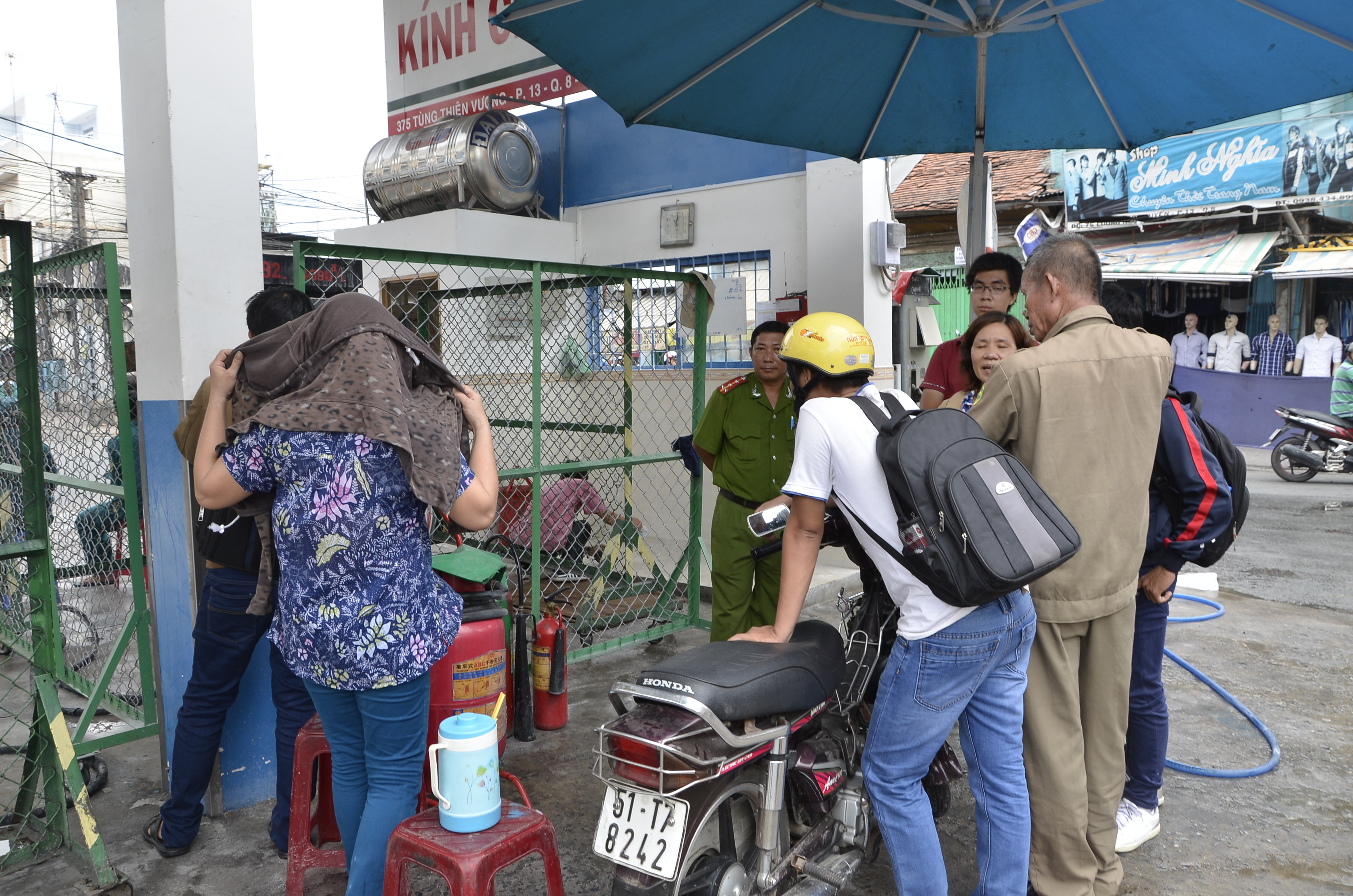 C&ocirc;ng an tới c&acirc;y xăng c&oacute; vụ nổ trụ bơm để điều tra v&agrave;o s&aacute;ng 22-4.