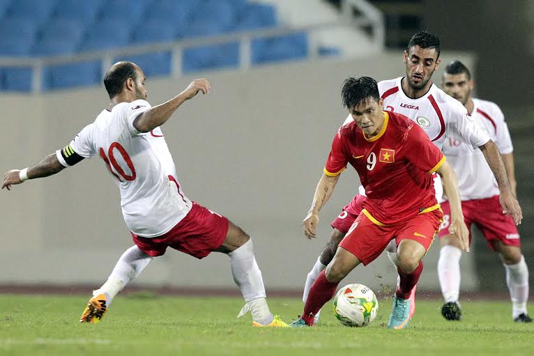 C&ocirc;ng Vinh vất vả trước h&agrave;ng thủ to cao của Palestine