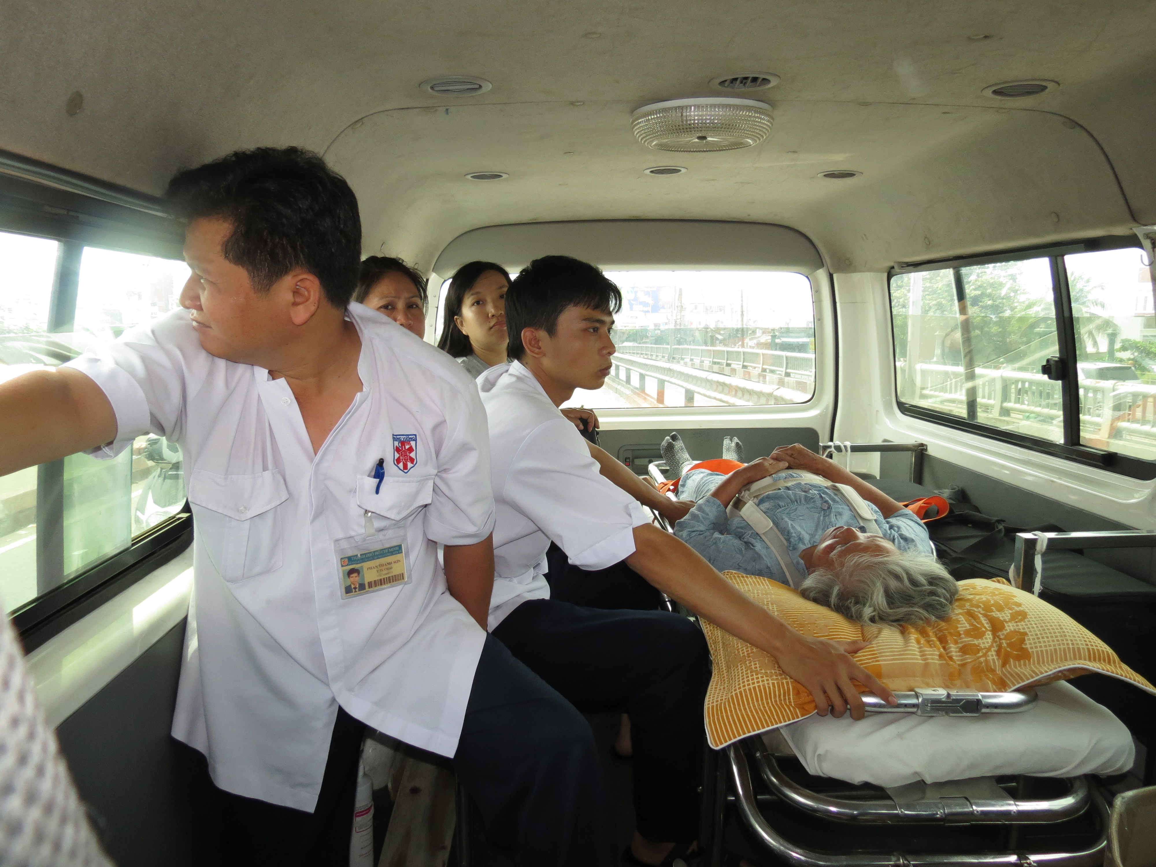 &Ecirc; k&iacute;p cấp cứu ngoại viện của BV Cấp cứu Trưng Vương l&agrave;m nhiệm vụ ng&agrave;y Tết.u lắm rồi nhưng vẫn cố chờ để c&uacute;ng giao thừa, họp mặt con ch&aacute;u đầu năm xong xu&ocirc;i. M&atilde;i đến