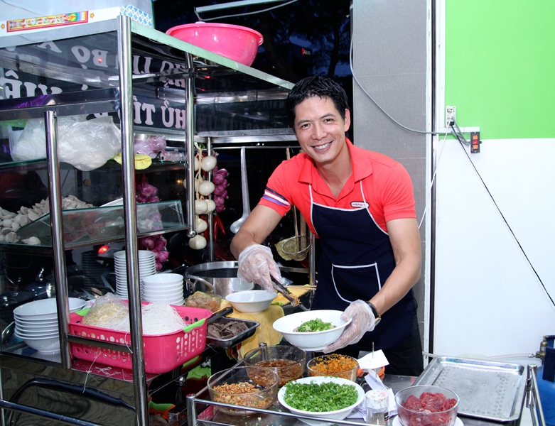 Bình Minh mê món hủ tiếu bò viên nên quyết định mở quán
