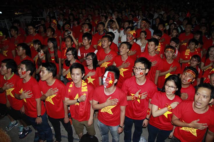 Hát Quốc ca cùng các tuyển thủ