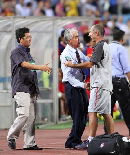 L&atilde;nh đạo VFF xuống s&acirc;n ch&uacute;c mừng U19 Việt Nam sau trận