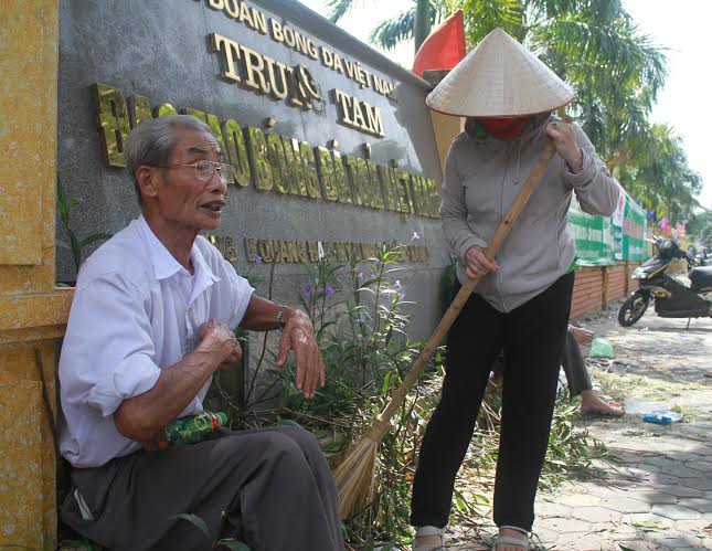 Một CĐV cao tuổi thất vọng khi nghe VFF thông báo hết vé