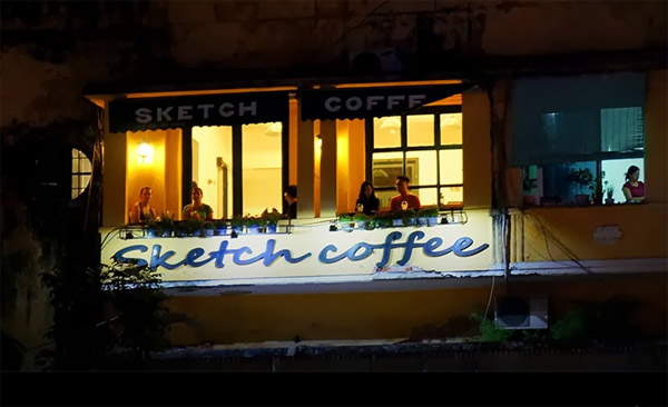 Ban công là vị trí đắt giá nhất ở Sketch, tầm nhìn không bị chắn bởi các tòa nhà cao tầng. Đây là địa điểm lý tưởng để ngắm hồ Gươm vào bất kỳ thời điểm nào trong ngày. Ảnh: Konshoe
