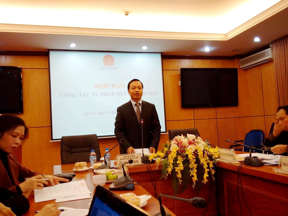 Ông Trần Tiến Dũng, Chánh văn phòng Bộ Tư Pháp, tại cuộc họp báo