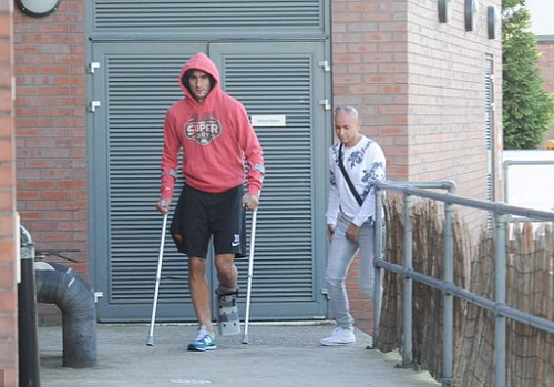 Fellaini d&iacute;nh chấn thương mắt c&aacute; ch&acirc;n