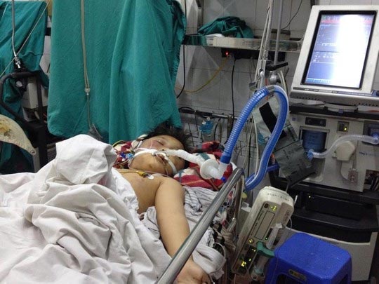 Ch&aacute;u b&eacute; 8 tuổi bị bố đ&aacute;nh chết