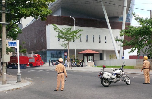 Xe cứu hỏa được đưa đến Trung tâm Hành chính TP Đà Nẵng để dập lửa