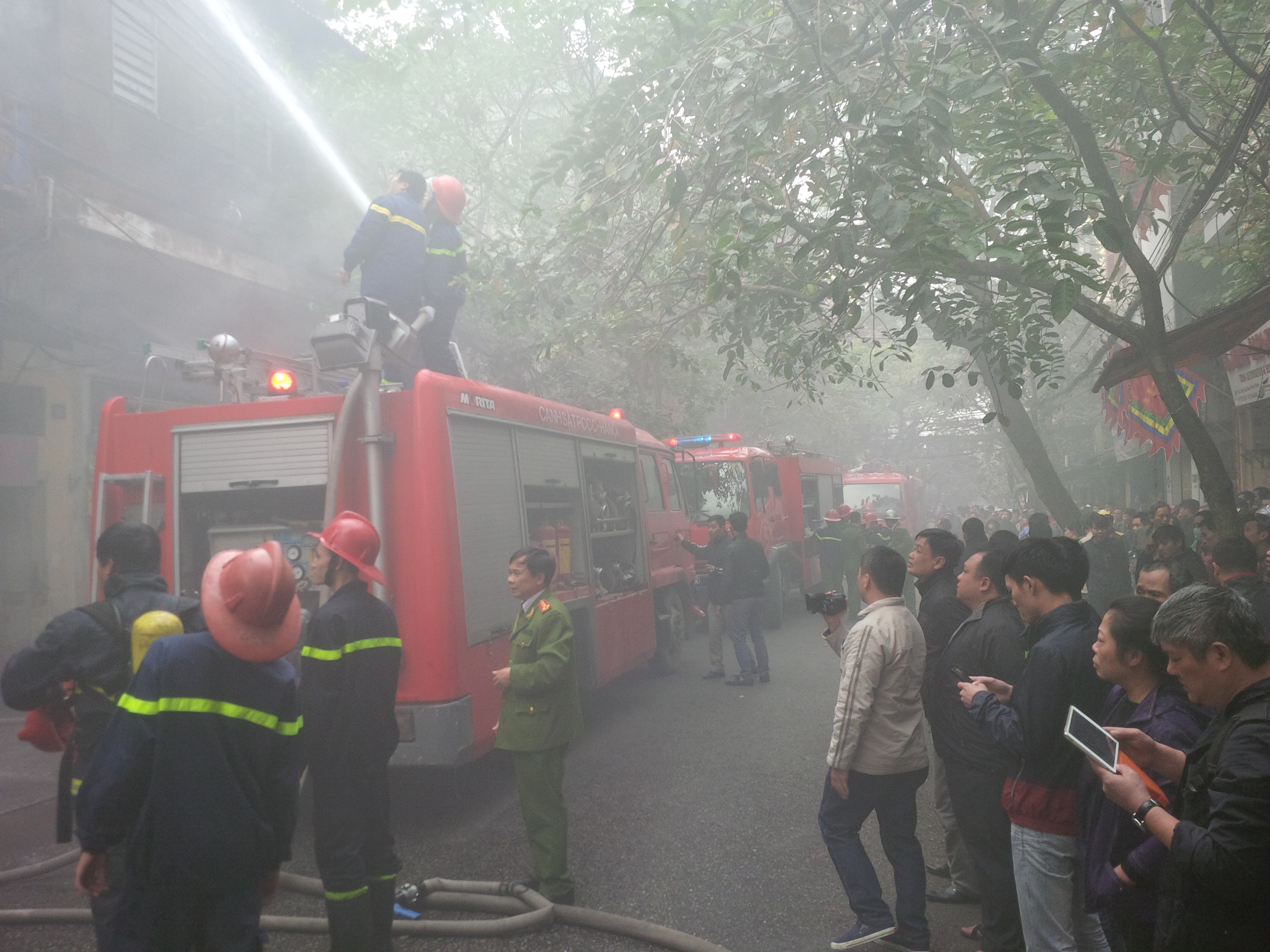 Kh&oacute;i từ đ&aacute;m ch&aacute;y lớn bao tr&ugrave;m cả phố H&agrave;ng Bồ