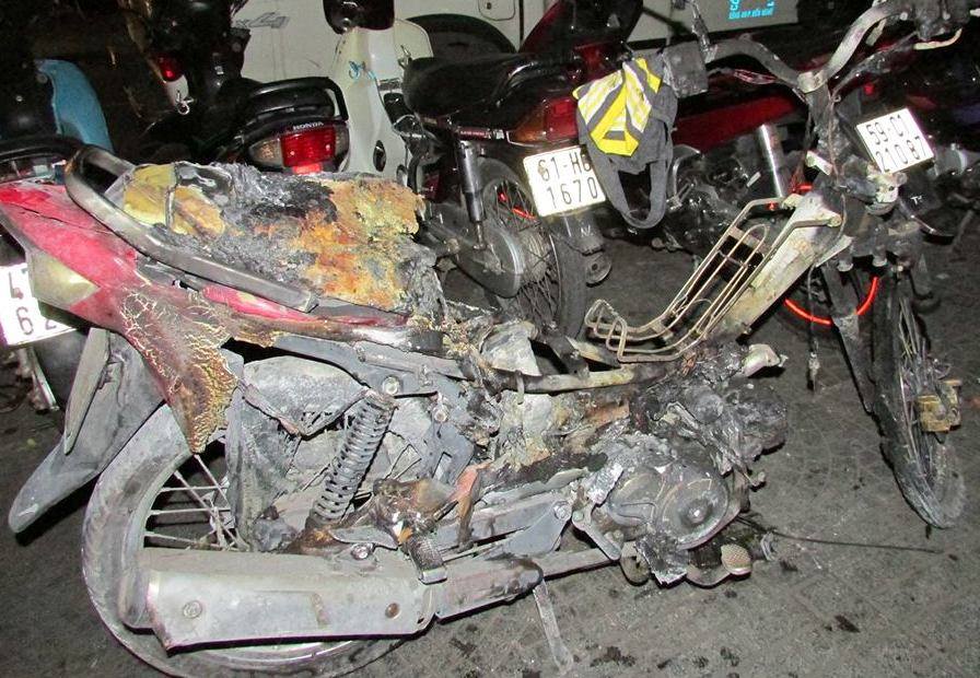 Chiếc xe m&aacute;y của anh Hậu ch&aacute;y trơ khung v&agrave;o tối 3-6, tr&ecirc;n đường Nguyễn Hữu Cảnh, phường Bến Ngh&eacute;, quận 1 &ndash; TP HCM.