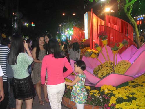 Chen chân ở đường hoa đầu tiên của Cần Thơ
