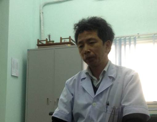 Ông Thái Phong Vũ, Phó Giám đốc BV Đa khoa Kỳ Anh, trao đổi cùng báo chí