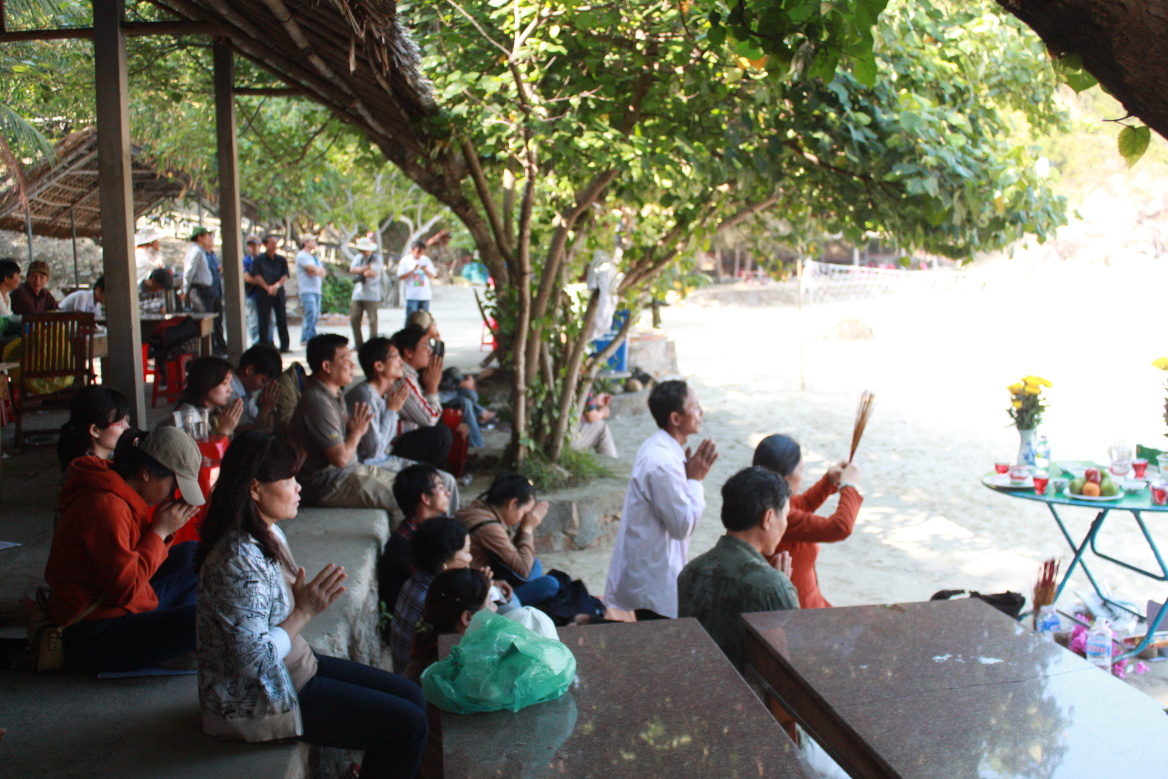 Nhiều người lập b&agrave;n thờ tr&ecirc;n b&atilde;i biển cầu nguyện t&igrave;m được x&aacute;c nạn nh&acirc;n Phước v&agrave; Ho&agrave;ng