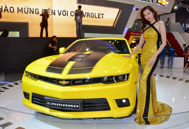 Người mẫu Trương Chi Tr&uacute;c Diễm v&agrave; mẫu xe Chevrolet Camaro