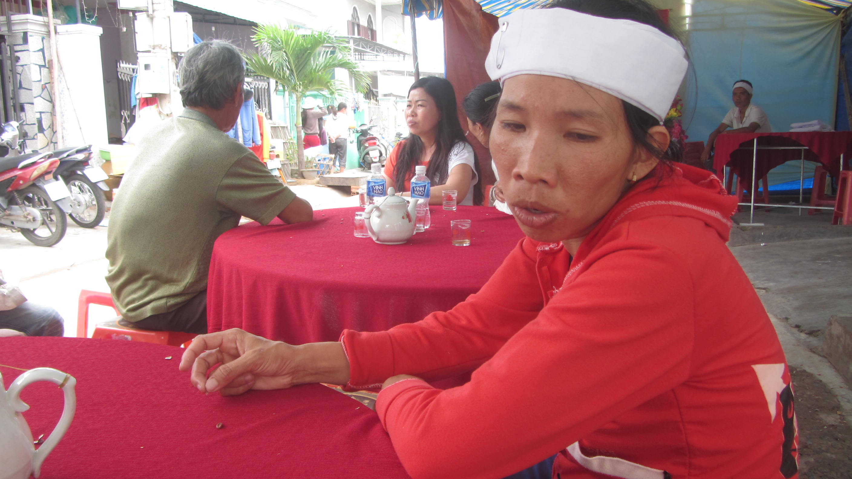 G&aacute;nh nặng từ đ&acirc;y sẽ oằn tr&ecirc;n đ&ocirc;i vai chị Ho&agrave;ng Thị Dung sau khi chồng chị l&agrave; anh Ng&ocirc; Minh Tuấn ra đi m&atilde;i m&atilde;i