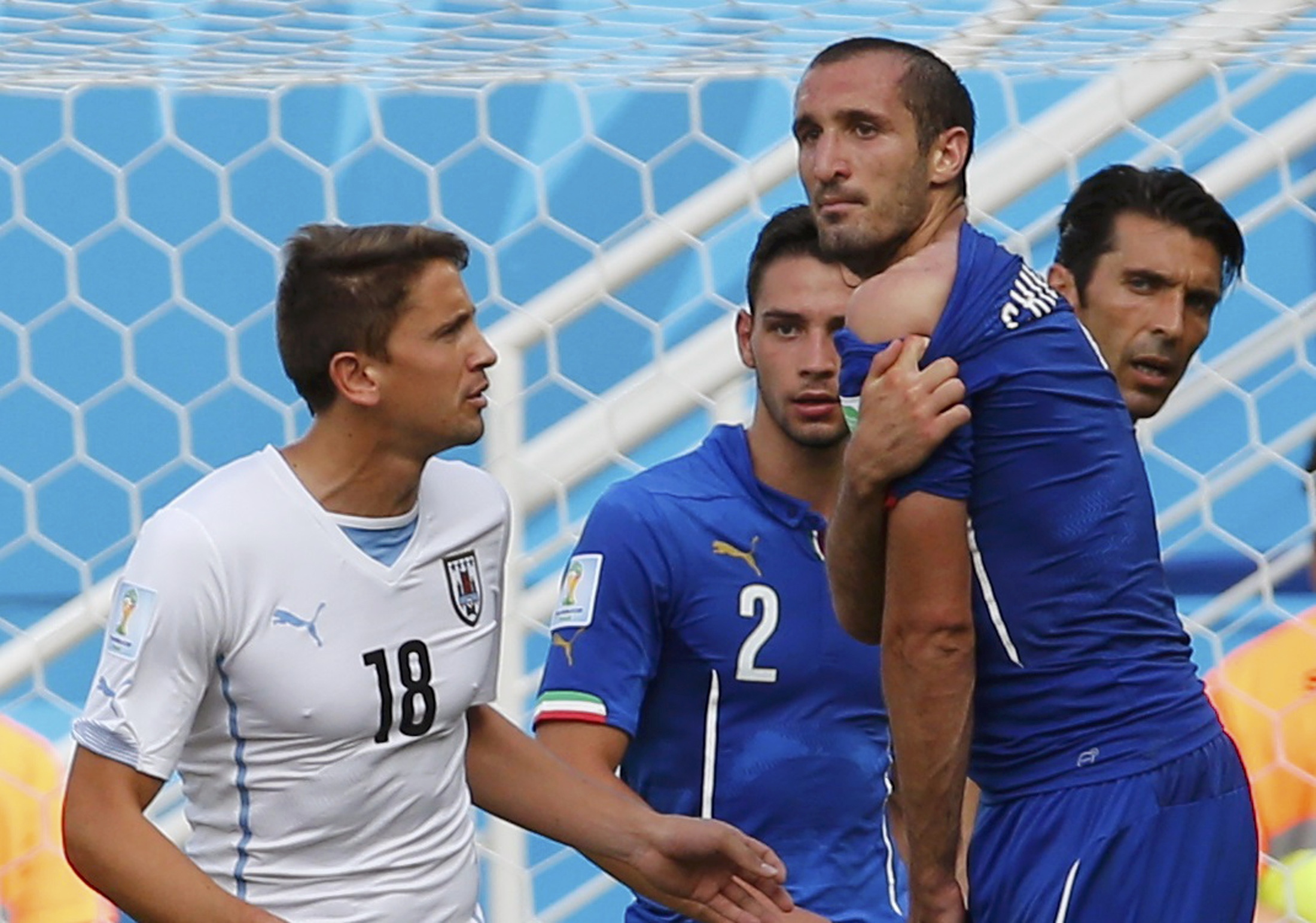 Chiellini tố cáo bị Suarez cắn